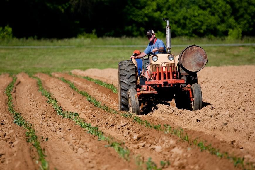 Forma&ccedil;&atilde;o para condu&ccedil;&atilde;o de tratores agr&iacute;colas continua obrigat&oacute;ria em 2026